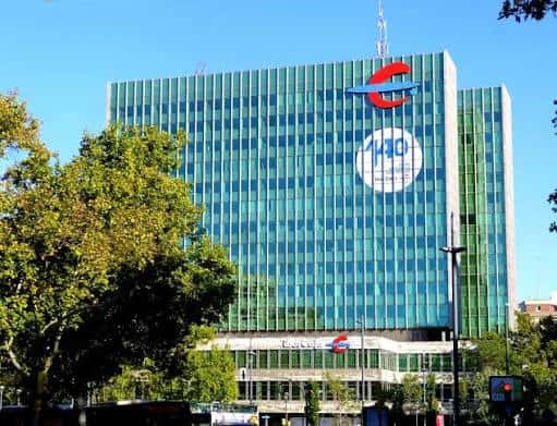 Fachada principal del edificio con el logotipo de Ibercaja en la parte superior