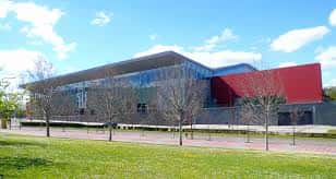 Edificio moderno junto al Paraje del Caño Hondo, ideal para eventos culturales