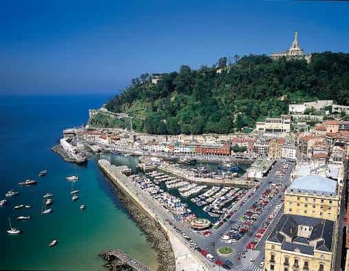 Vista panorámica del Puerto de Donostia con el Monte Urgull al fondo
