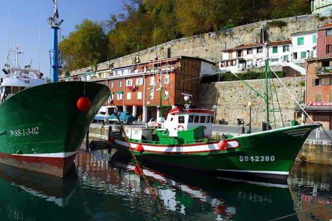 Embarcaciones pesqueras tradicionales amarradas en el puerto