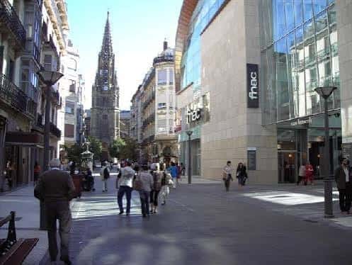 Vista urbana de la calle Urbieta con la fachada de Fnac Donostia y la catedral en el fondo