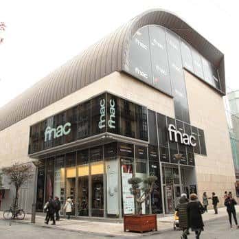 Entrada principal de Fnac Donostia desde la calle, mostrando el diseño moderno del edificio