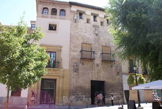 Vista exterior de la fachada principal del Museo Casa de los Tiros en Granada