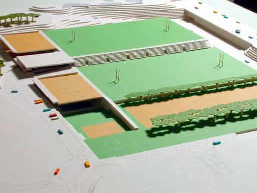 Maqueta arquitectónica del complejo deportivo mostrando la distribución de las pistas y zonas verdes