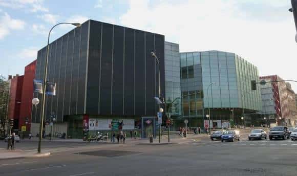 Vista exterior del Teatros del Canal en Madrid con fachada moderna de cristal y acero