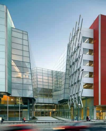 Detalle arquitectónico de la entrada principal con elementos de vidrio y estructura metálica