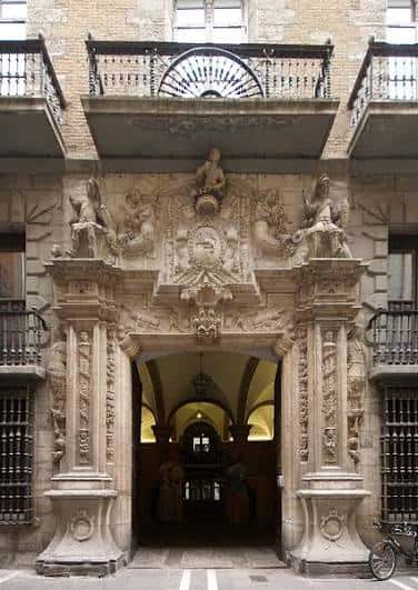 Entrada monumental del palacio con arcos y detalles escultóricos barrocos