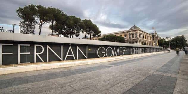 Fachada exterior del Centro Cultural Fernán Gómez con letrero en primer plano