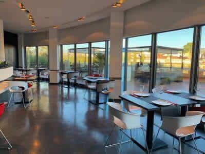 Vista del salón principal del restaurante Xapla con iluminación cálida y decoración minimalista