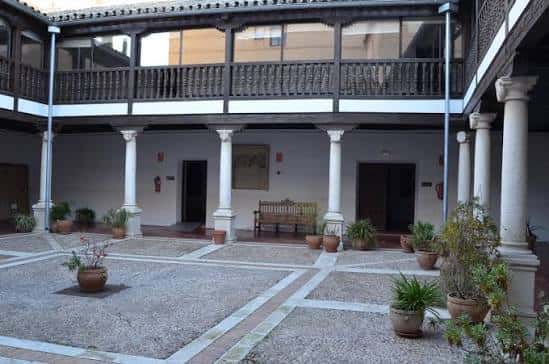 Vista amplia del patio central del museo con plantas y bancos decorativos