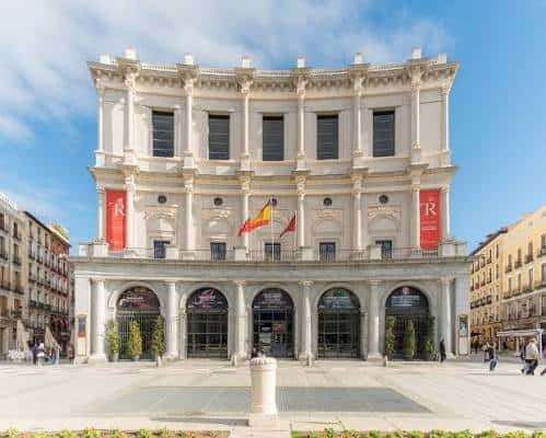 Fachada principal del Teatro Real en Madrid bajo un cielo azul