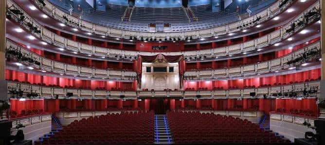 Interior del auditorio con butacas rojas y balcones dorados