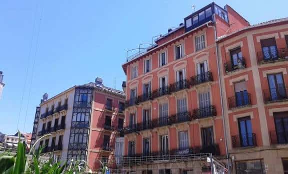 Fachadas de edificios históricos en la Plaza Arroka con balcones tradicionales