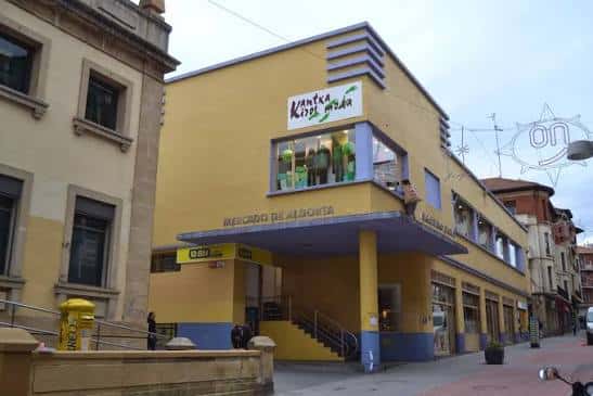 Fachada exterior amarilla del Mercado de Algorta en Getxo