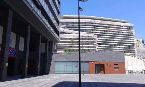 Vista de la Plaza Arroka con arquitectura contemporánea y espacio peatonal