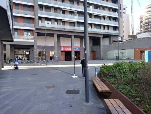 Plaza Arroka en San Sebastián con edificios modernos y bancos de madera