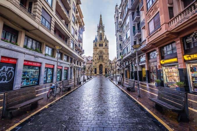 Vista de la Calle Iglesia en San Sebastián con la Iglesia de San Ignacio al fondo