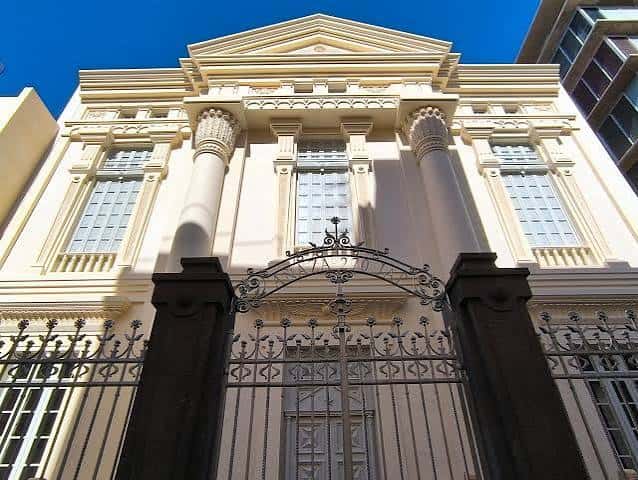 Fachada principal del Templo Masónico con columnas corintias y cielo azul