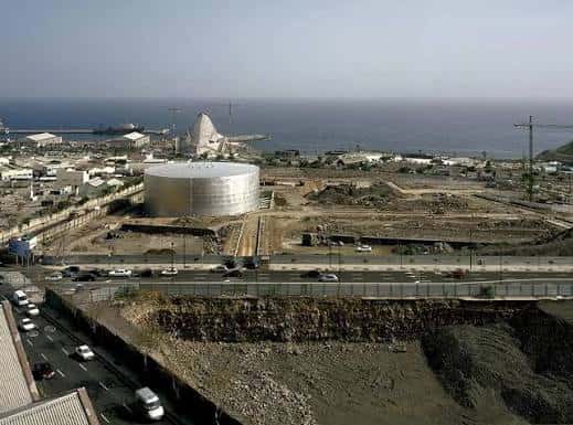 Vista aérea del Espacio Cultural El Tanque mostrando su estructura cilíndrica metálica junto al mar