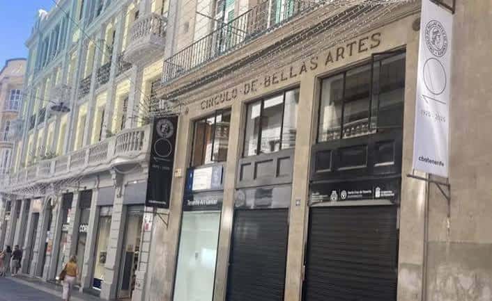 Fachada principal del Círculo de Bellas Artes con letrero y banderola de centenario