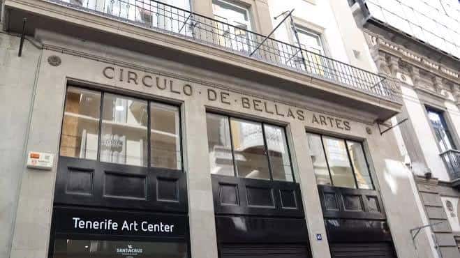 Entrada del edificio con inscripción 'Círculo de Bellas Artes' y cartel de Tenerife Art Center