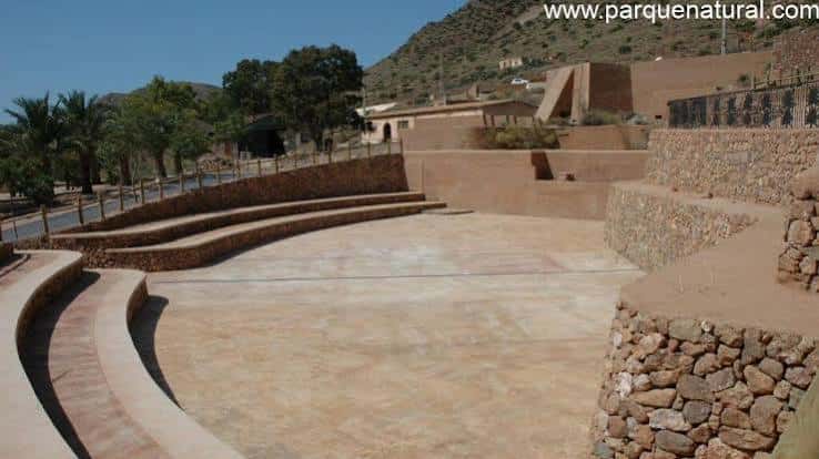 Vista del Anfiteatro de Rodalquilar con gradas de piedra y escenario al aire libre