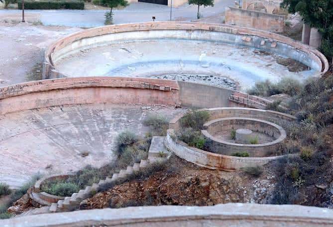 Vista aérea del anfiteatro mostrando su estructura circular y entorno natural
