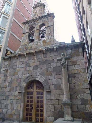 Vista frontal de la Ermita del Carmen del Camino con su fachada de piedra y campanario