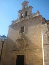 Fachada principal de la Ermita del Carmen bajo cielo azul