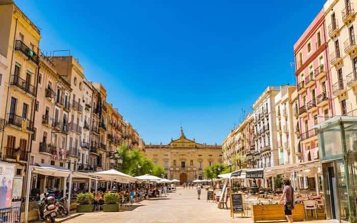Plaza del Tarragonès con terrazas de cafeterías y ambiente festivo