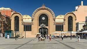 Fachada del Mercado Central del Tarragonès con arquitectura modernista