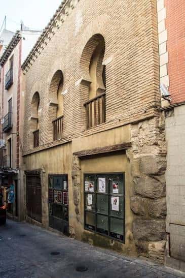 Fachada exterior de la Mezquita de Tornerías con arcos y detalles arquitectónicos