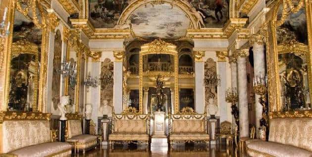 Salón de oro del Museo Cerralbo con espejos dorados, mobiliario clásico, pinturas al techo y estatuas decorativas
