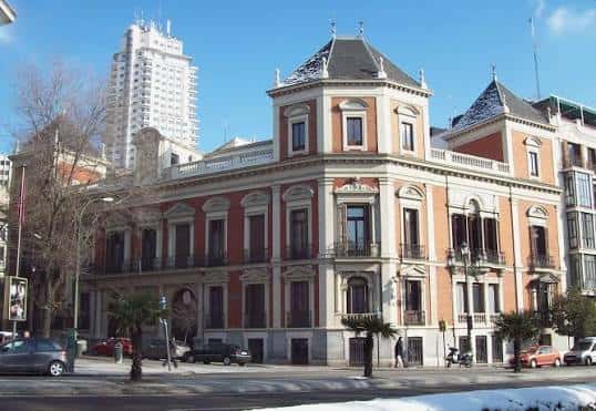Fachada exterior del Museo Cerralbo en Madrid, edificio histórico de estilo neoclásico con detalles arquitectónicos y entorno urbano