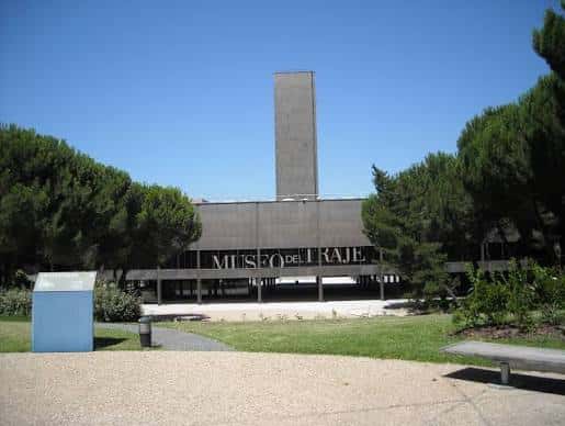 Vista exterior del Museo del Traje con su distintiva torre y fachada moderna