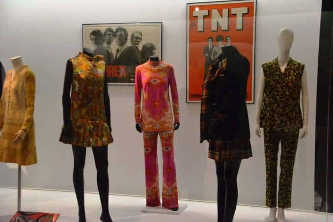 Colección de moda de los años 60 con estampados vibrantes y carteles retro