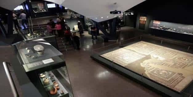 Interior del museo mostrando mosaicos romanos y vitrinas de exposición
