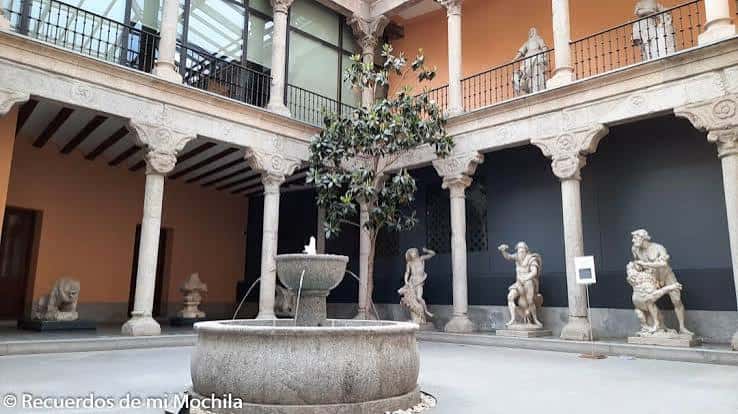 Patio interior del museo con columnas, fuentes y estatuas clásicas
