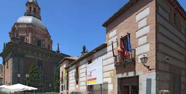 Vista exterior del museo junto a la iglesia de San Isidro bajo cielo azul