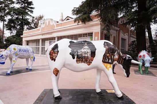 Escultura de vaca decorada frente al Centro Cultural Casa de Vacas