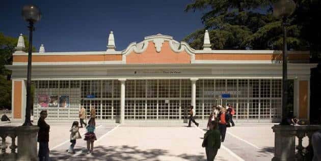 Fachada principal del Centro Cultural Casa de Vacas con visitantes