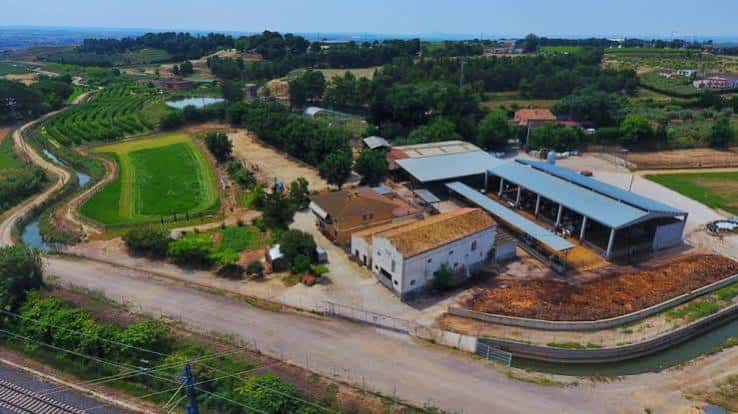Vista aérea panorámica de la Granja Pifarré mostrando sus instalaciones y entorno rural
