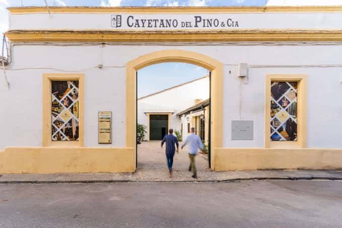 Fachada principal de las Bodegas Cayetano del Pino con el nombre de la bodega