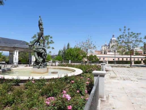 Vista panorámica de los Jardines de las Vistillas con la fuente de la Dama del Manzanares y el Palacio de Cibeles al fondo