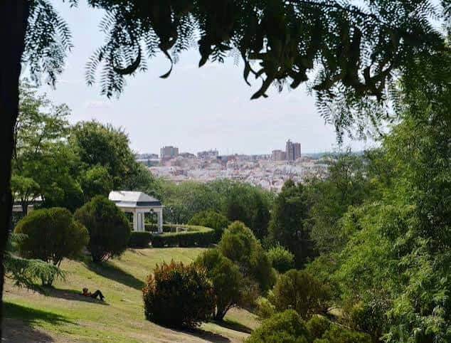 Mirador desde los jardines con vista a la ciudad de Madrid y un kiosco blanco en primer plano
