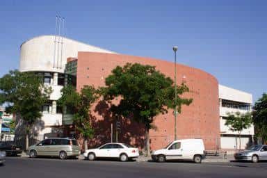 Ángulo exterior del edificio mostrando su arquitectura moderna con ladrillo y hormigón