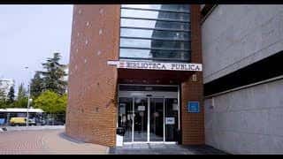 Entrada principal de la biblioteca con letrero identificativo