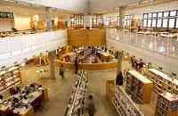 Interior del hall principal con múltiples niveles y estanterías de libros