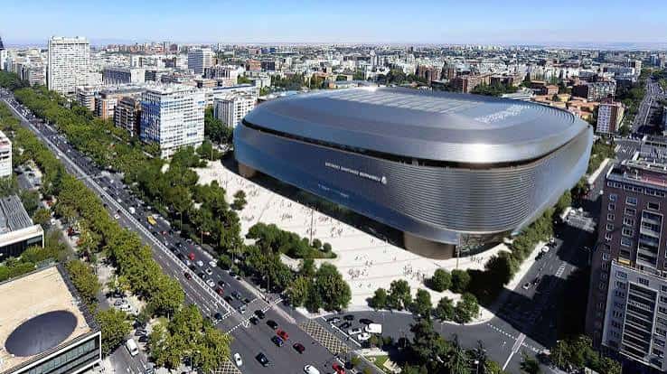 Vista aérea del Estadio Santiago Bernabéu con su nueva fachada metálica y plaza pública