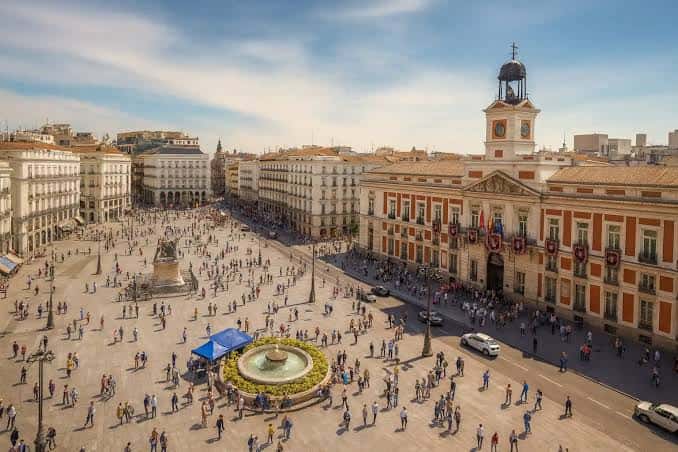 Vista aérea de la Puerta del Sol con la fachada del edificio de Correos y la fuente central